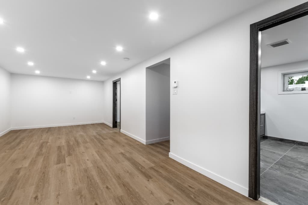 Interior reformado e iluminado com piso de madeira