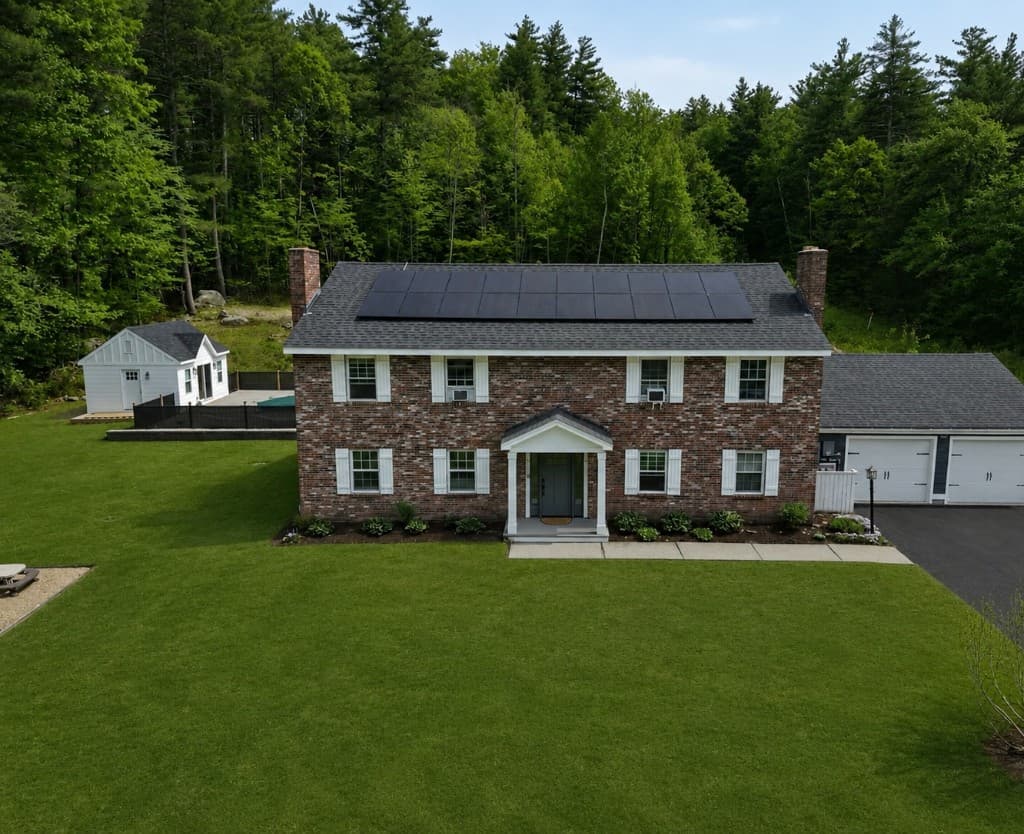 Casa de tijolos com painéis solares ao longo do telhado