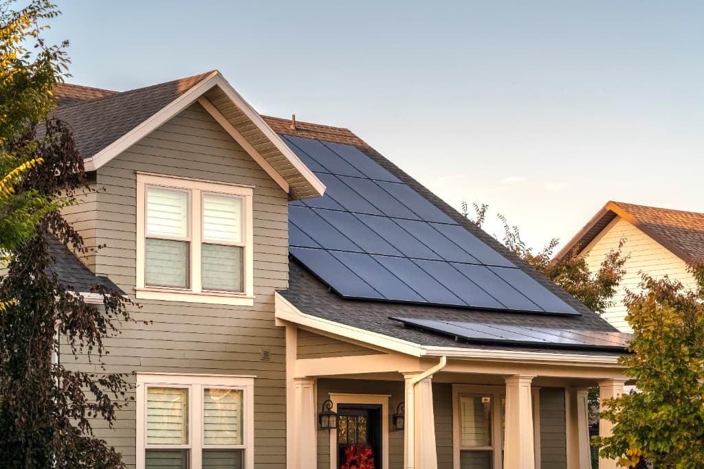 Detalhe de painéis solares instalados em telhado residencial